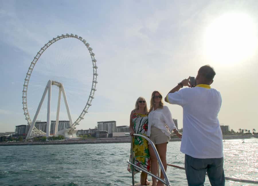 Burj Al Arab: 2-Hour Yacht Tour with BBQ Dinner - Boarding and choosing your seat
