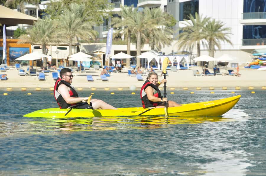 Dubai: 1-hour Kayaking or Stand Up Paddle at Dukes The Palm - The practical comforts: valet service and a shower room