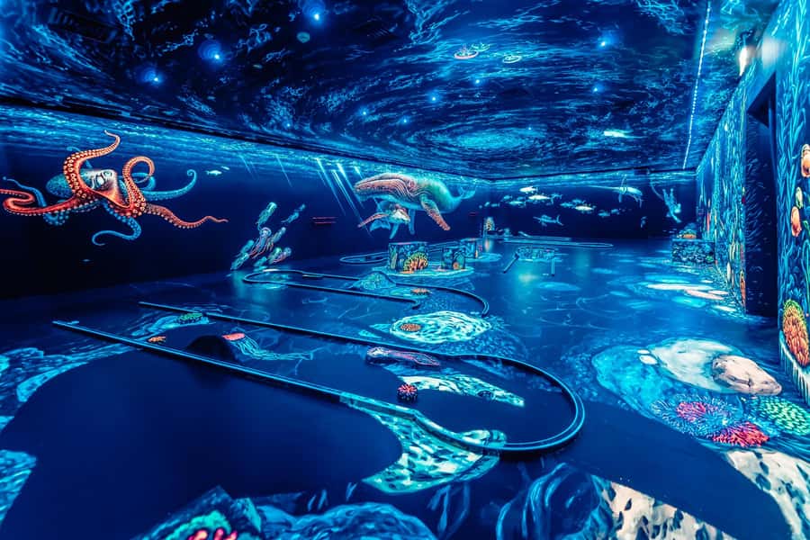 Dubai: 3D Glow-in-the-Dark Blacklight Mini Golf Experience - Three rooms and 18 glowing holes