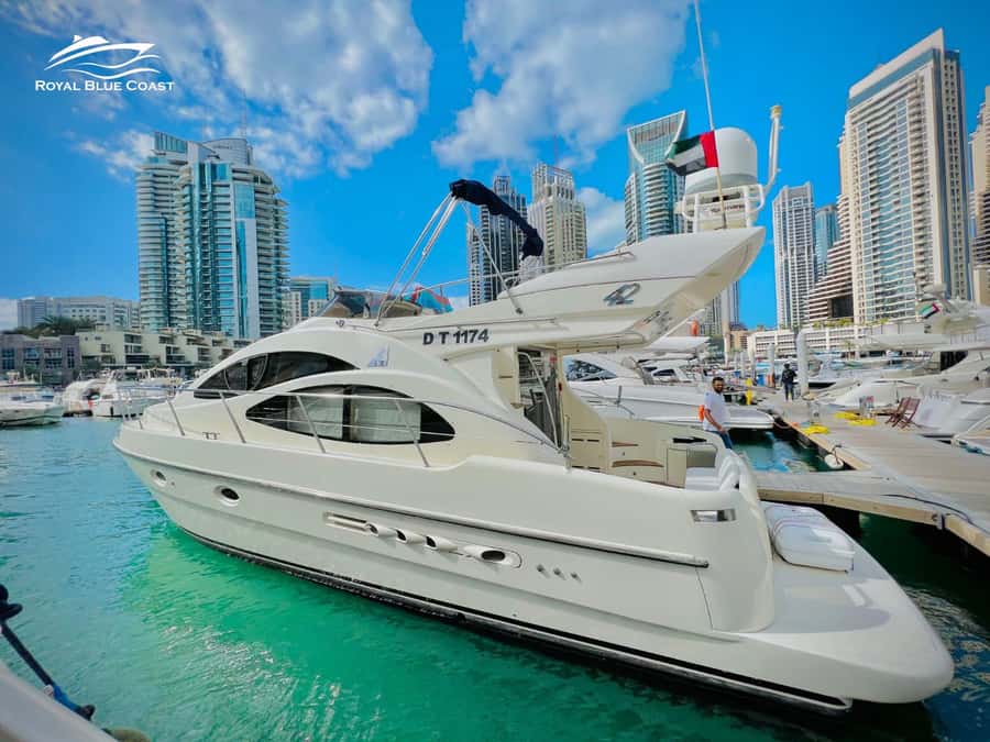 Dubai: Azimut 42 Feet Private Luxury Yacht Cruise - A private yacht is the real attraction