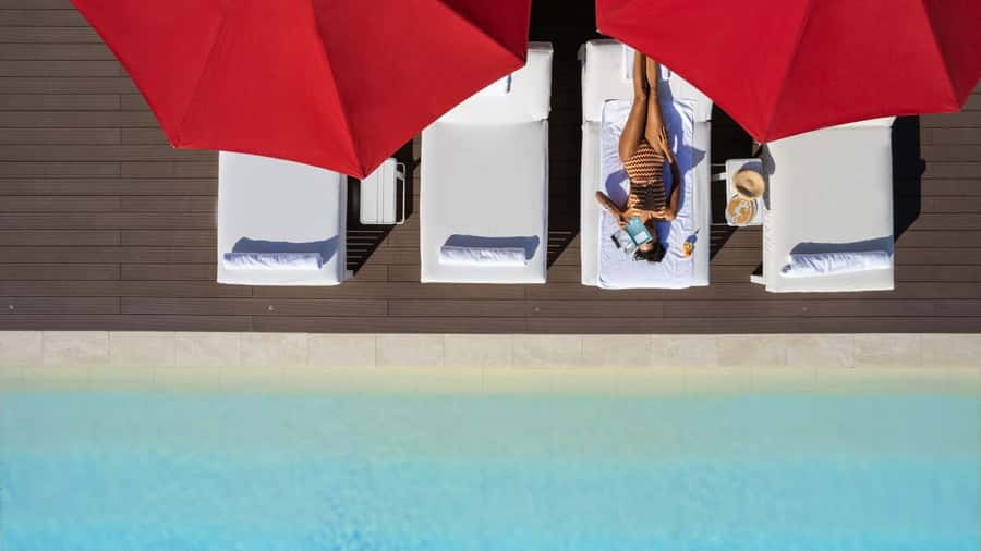 Dubai: Beach Day on the Palm with Skyline Views - Sunbeds, shade, and the daily rhythm