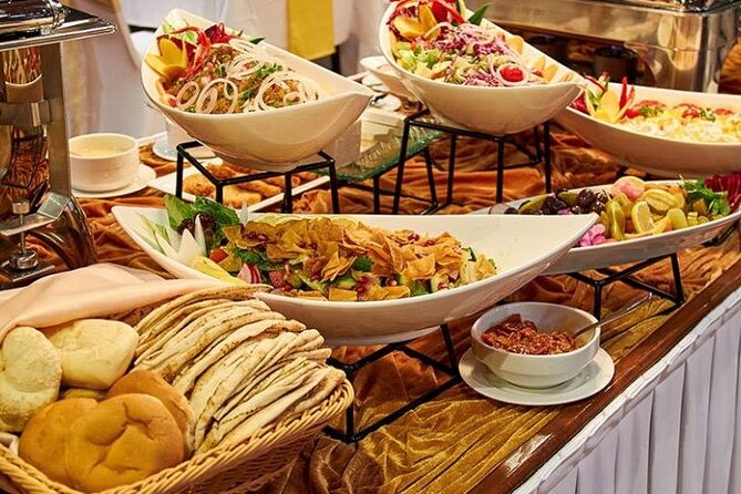 Dubai Creek Dhow Dinner Cruise - Music and live entertainment set the mood