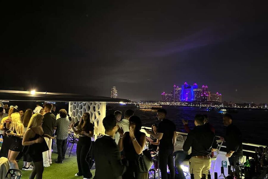 Dubai: Desert Rose NYE Cruise with Dinner and Fireworks - Fireworks, the top deck, and what you should watch for