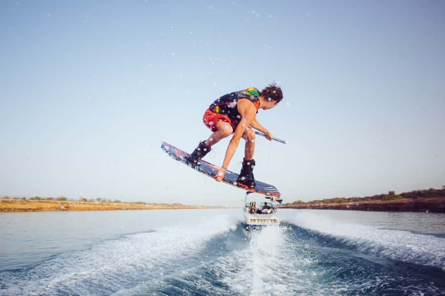 Dubai: Dubai Marina Wakesurfing or Wakeboarding Experience - From Wake2Wake to your first run