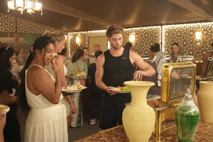 Dubai: Experience 60 Minutes Quad bike & BBQ Dinner - Henna, shisha and the evening shows