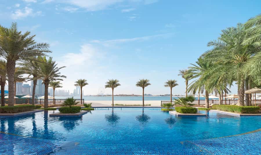 Dubai: Fairmont the Palm Pool and Beach Access - Service: polished at its best, self-directed at times