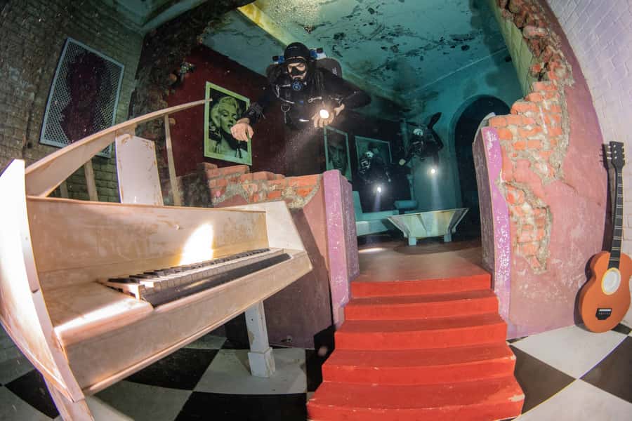 Dubai: Guided Scuba Dive for Certified divers at Deep Dive - What makes this pool visit different