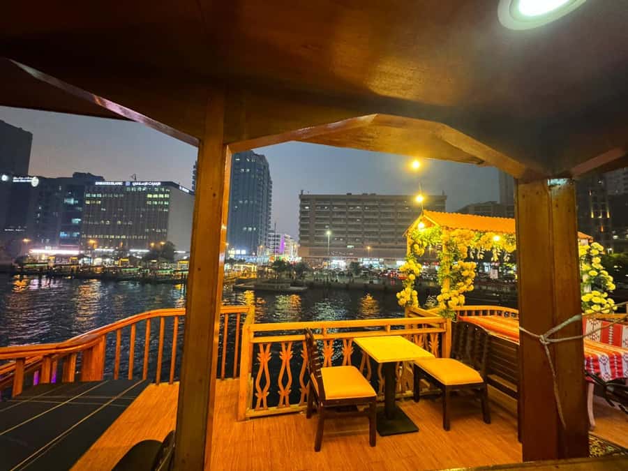Dubai: Luxury Dinner Cruise with Live Music - Tanoura dancing and live music