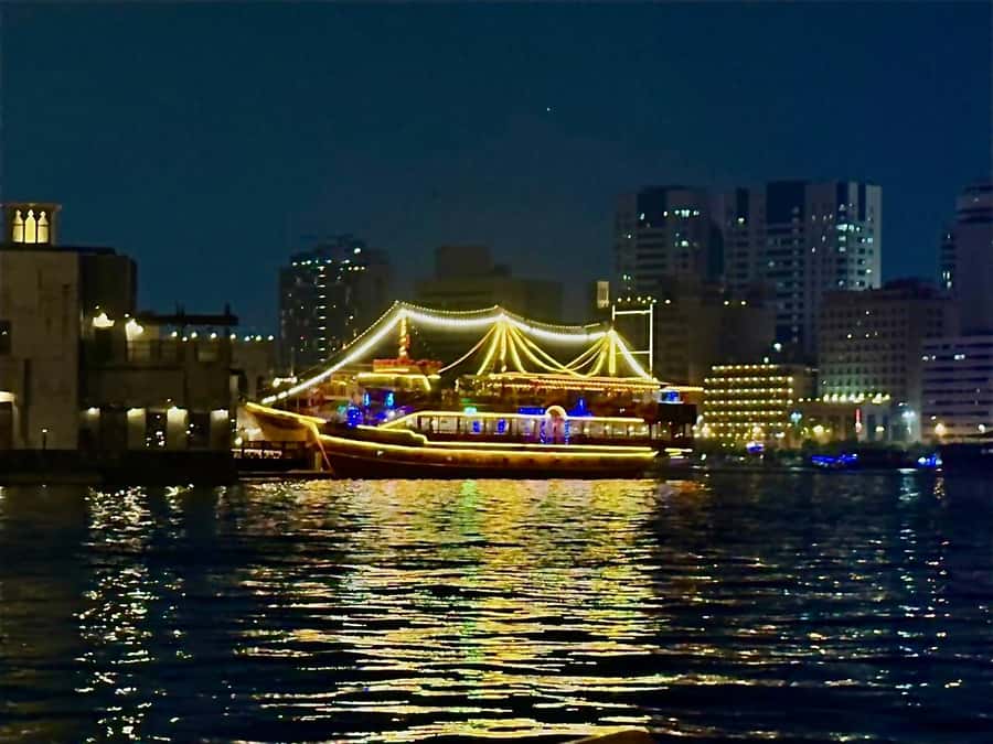 Dubai: Luxury Dinner Cruise with Live Music - Cancellation, languages, and payment flexibility