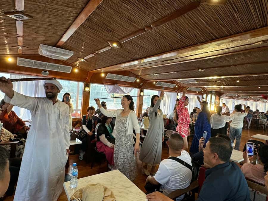 Dubai: Luxury Dinner Cruise with Live Music - What the 90-minute schedule feels like