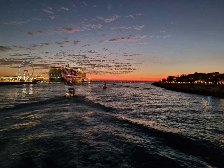 Dubai: Luxury Sightseeing Cruise with Food and Drinks - Meeting at Pier 7 near Dubai Marina
