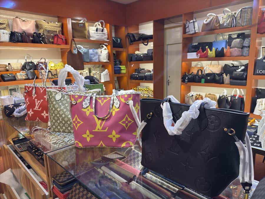 Dubai: Magic & Secret new Shopping Tour - Stop two: one large discount store for everyday goods