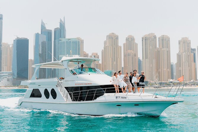 Dubai Marina 1hr Yacht tour with Drinks - Space, seating, and group size