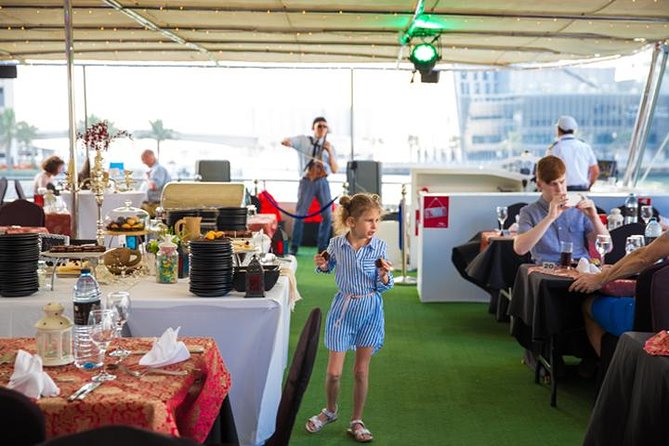 Dubai Marina Dinner Cruise with Live Music & Open Bar - Live music and the mood onboard