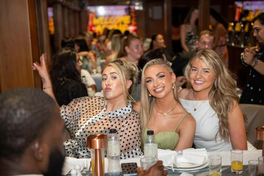 Dubai Marina: Luxury Dinner Cruise, Live Show, Open Bar & DJ - Dinner with a wide international selection