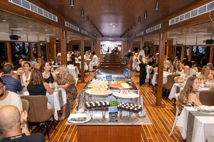 Dubai Marina: Luxury Dinner Cruise, Live Show, Open Bar & DJ - Live music, Tanura dance, and a DJ