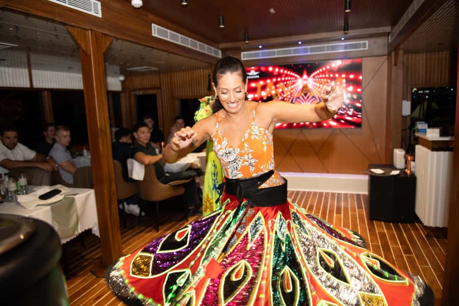Dubai Marina: Luxury Dinner Cruise, Live Show, Open Bar & DJ - Practical tips for a smoother evening