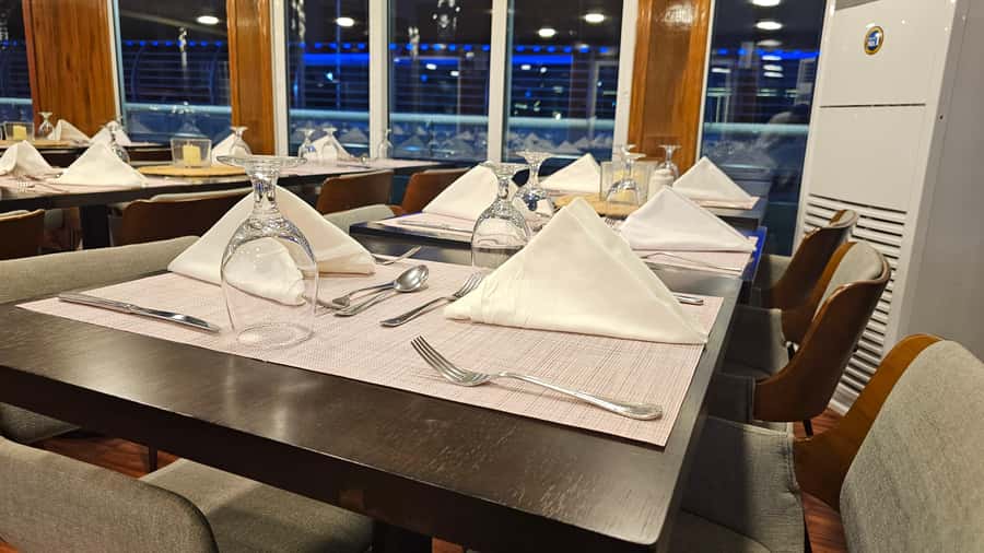 Dubai: Marina Premium Dinner Cruise with Unlimited Drinks - What $59 Buys You