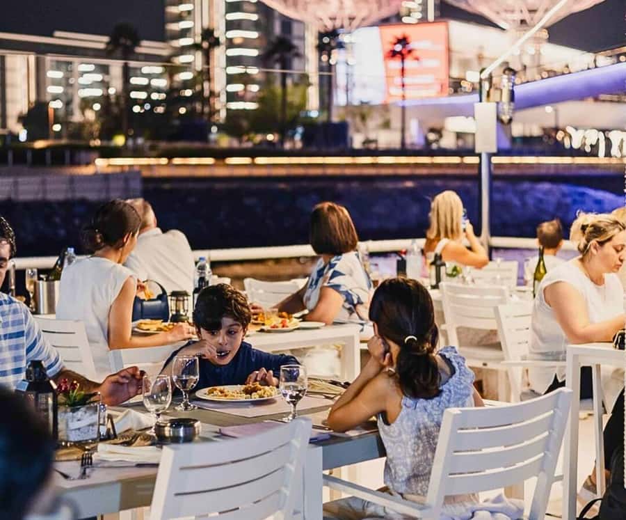 Dubai: Marina Premium Dinner Cruise with Unlimited Drinks - The First Hour: Dinner Before the Skyline Tour