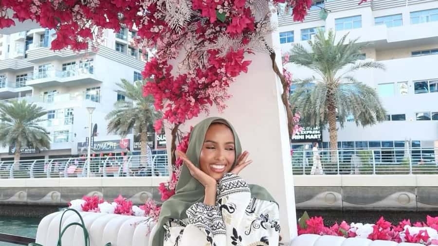 Dubai Marina: Private Boat Tour with Flower - Dubai Marina Canal and Dubai Harbour