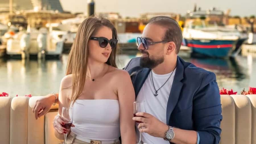 Dubai Marina: Private Boat Tour with Flower - Photos, proposals, and personal touches