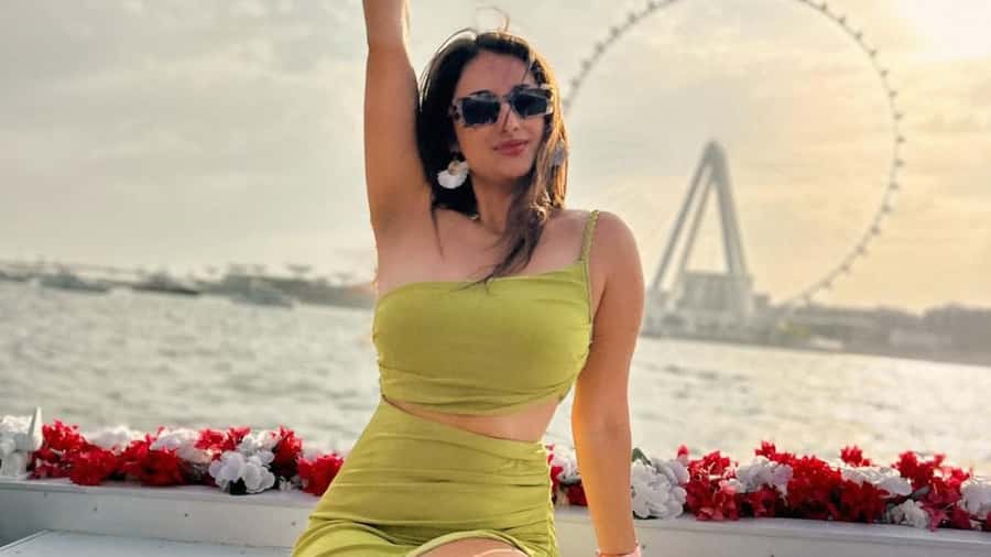 Dubai Marina: Private Boat Tour with Flower - What the crew adds to the experience