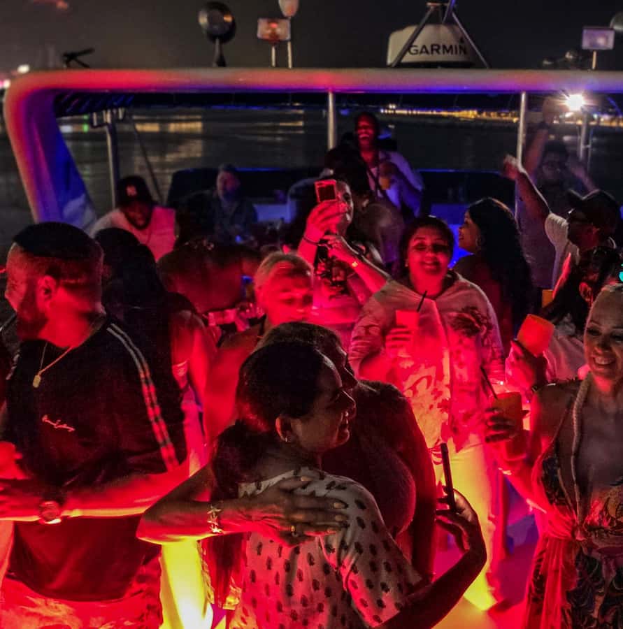 Dubai: Marina Yacht Party with BBQ, Unlimited Drinks and DJ - Unlimited drinks and the practical side of the bar
