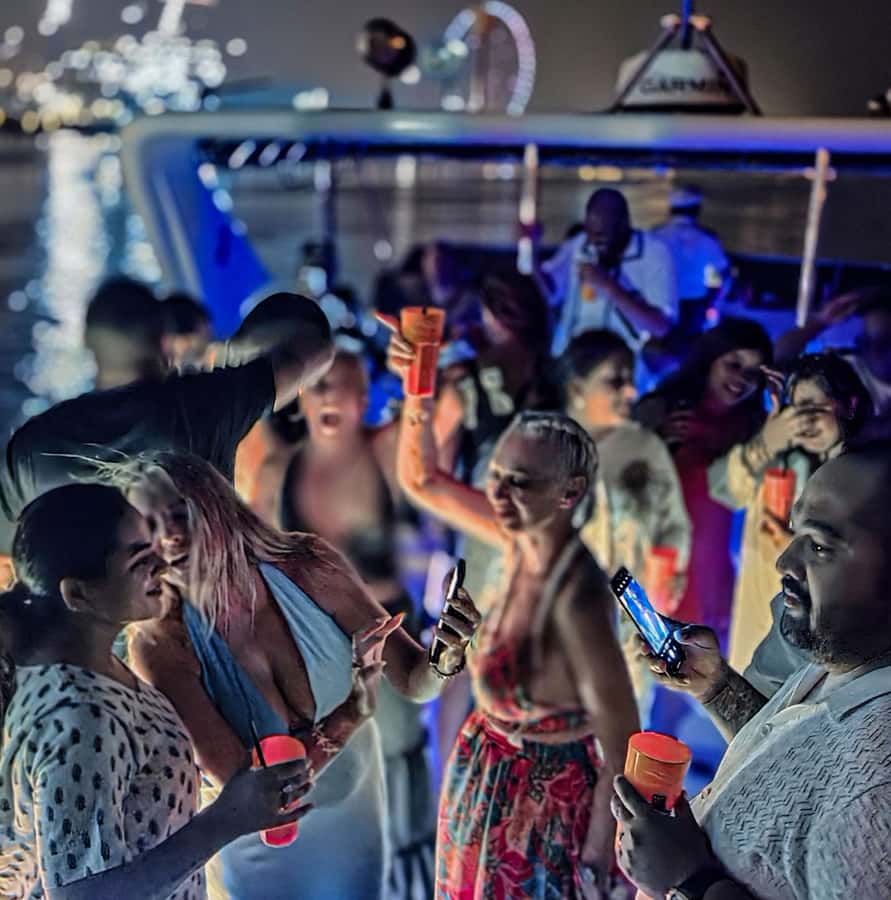 Dubai: Marina Yacht Party with BBQ, Unlimited Drinks and DJ - Boarding at Dubai Marina