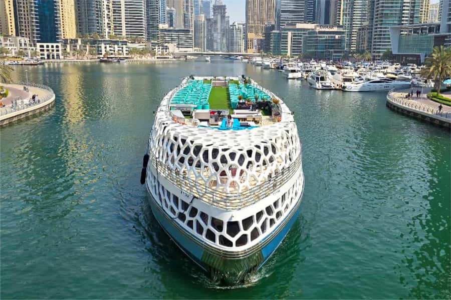 Dubai: Mega Yacht Dinner Cruise with Buffet - Palm Jumeirah and Atlantis Hotel from the sea
