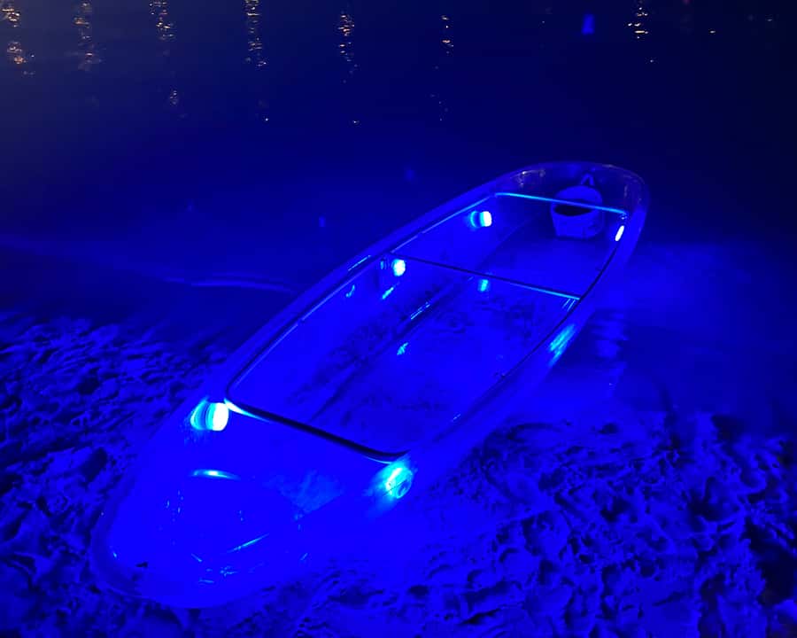 Dubai: Night Kayaking Tour - What the harbor setting adds