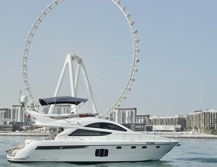Dubai: Palm Jumeirah luxury private yacht Tour - The one-hour cruise: a short taste of the coast