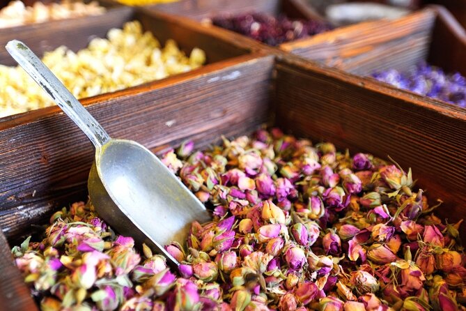 Dubai Private Layover, Stopover and Transit Tour with Transfer - Spice, gold, and perfume in the old souk