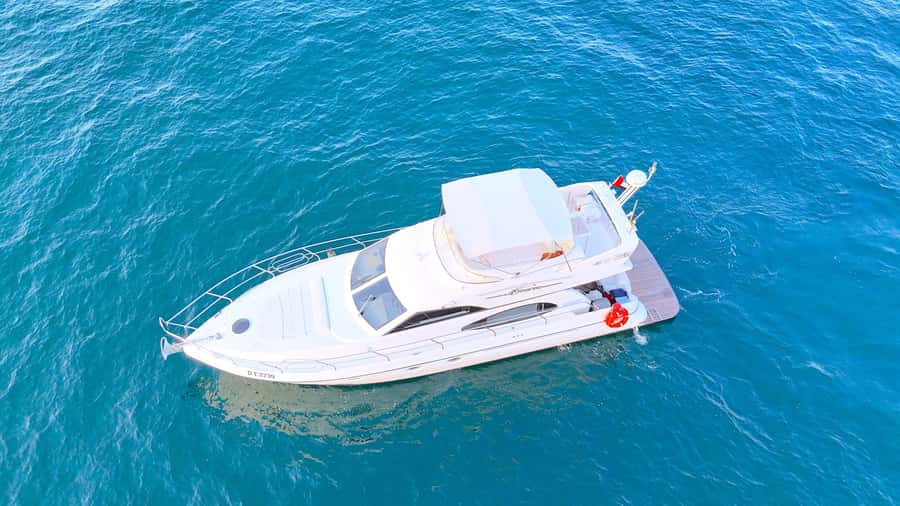 Dubai: Private Luxury Cruise on a Stylish 50ft Yacht - Should you book the Kings and Queens yacht cruise?