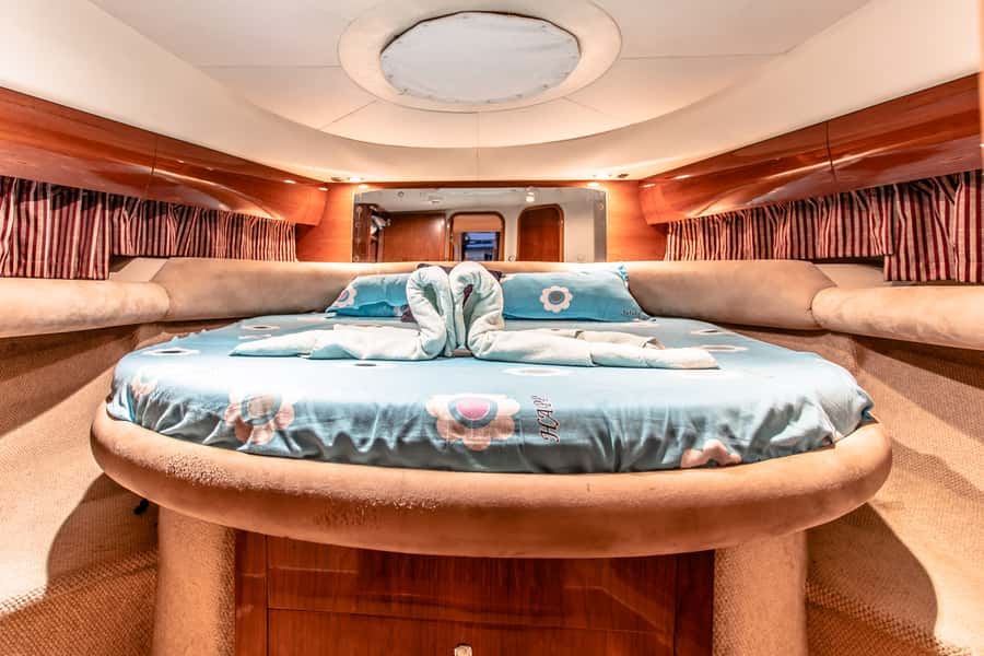 Dubai: Private Luxury Everest Yacht Cruise from Dubai Marina - Daytime, sunset, or evening?