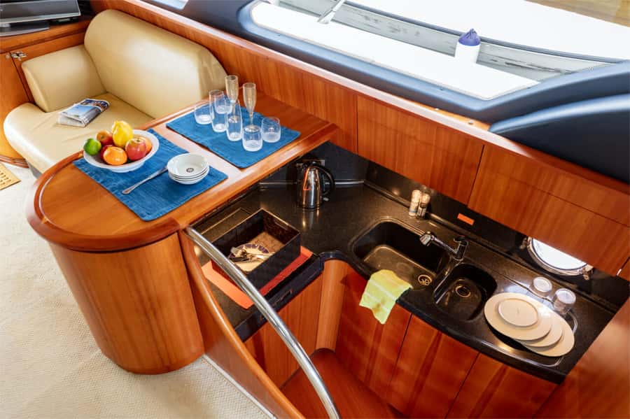 Dubai: Private Luxury Yacht Cruise for up to 20 People - Daytime, evening, or sunset: choosing the right departure