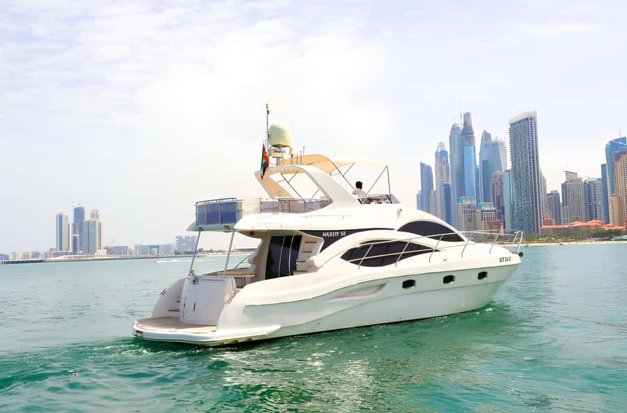 Dubai: Private Yacht Tour Experience with Soft Drinks - One hour through Dubai Marina