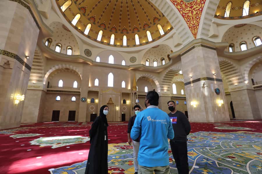 Dubai: Sheikh Zayed Mosque, Fujairah and Khorfakkan Tour - Khorfakkan Square, waterfall, and mountain views