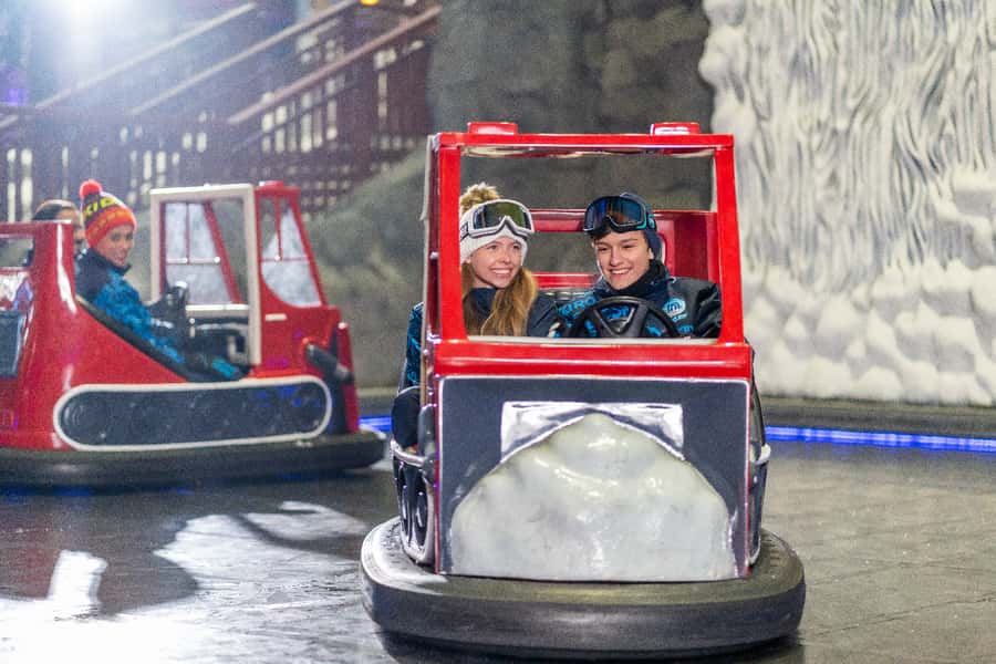 Dubai: Ski Dubai Snow Plus Pass - Getting dressed for minus temperatures