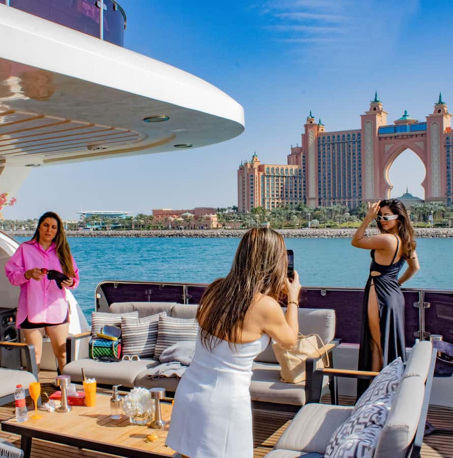 Dubai: Superyacht Experience with Live Music & Drinks - Food, sushi, and the VIP choices