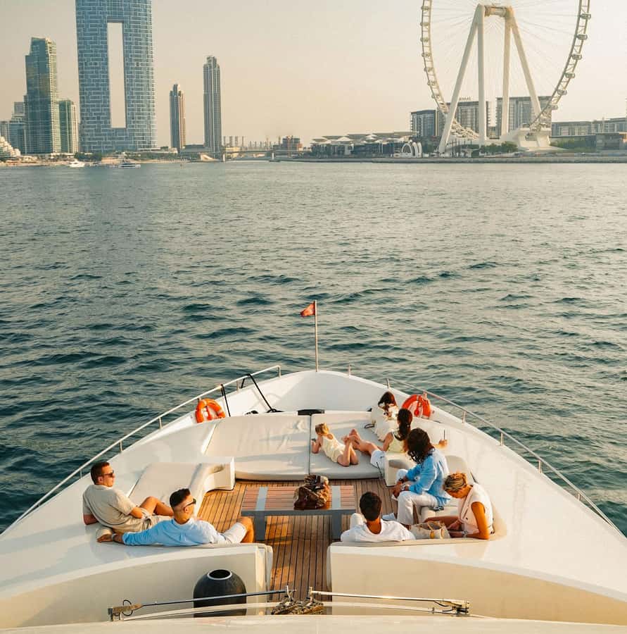 Dubai: Superyacht Experience with Live Music & Drinks - Who should book this yacht experience?