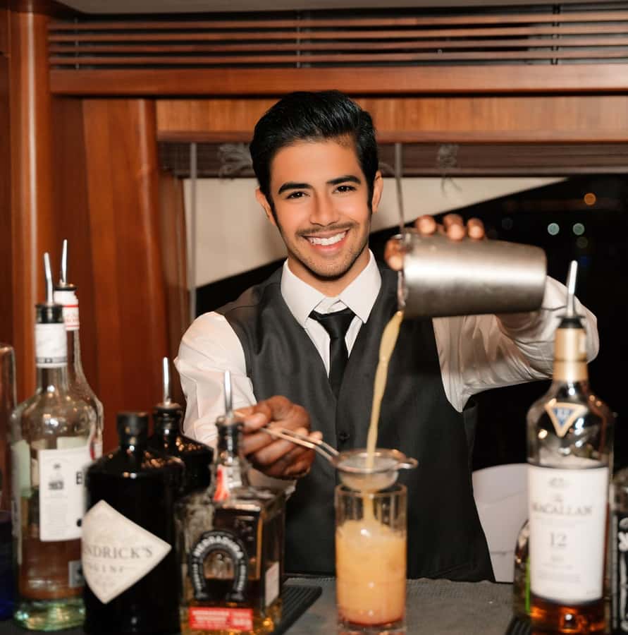 Dubai: Superyacht Experience with Party & Live DJ - Who should book this yacht party?