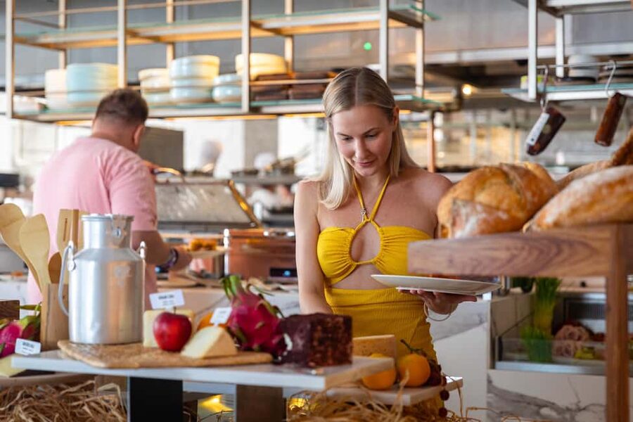 Dubai: The Palm Saturday Brunch with Unlimited Food & Drinks - The buffet: plenty of choice without a fixed menu