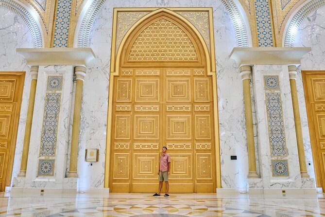 Dubai to Abu Dhabi Day Trip: Grand Mosque, Palace & Etihad Towers - Marina Mall: your practical lunch break