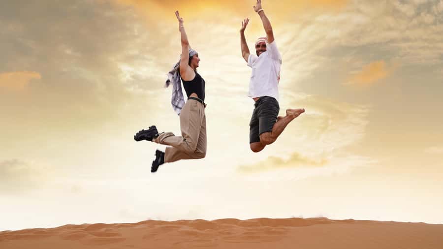 Dubai Waves & Dunes: Luxury Yacht Cruise w/ Red Dunes Safari - Sandboarding without a lesson