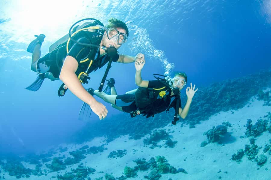 From Dubai: Discovery Scuba Diving & Snorkeling In Fujairah - Getting ready aboard the boat
