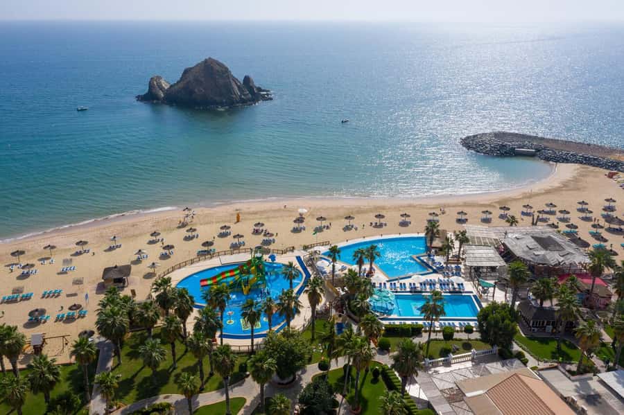 Fujairah: Snorkeling and Watersports at Snoopy Island - Getting settled with beach, pool, and shade