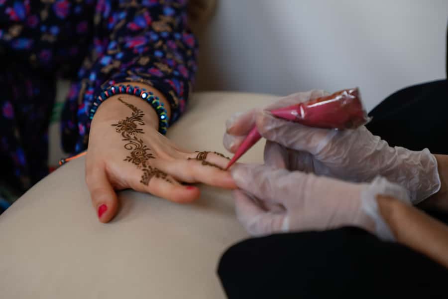 Old Dubai Guided Tour With Photographer: Souks & Street Food - The Spice Souk: smell first, shop second