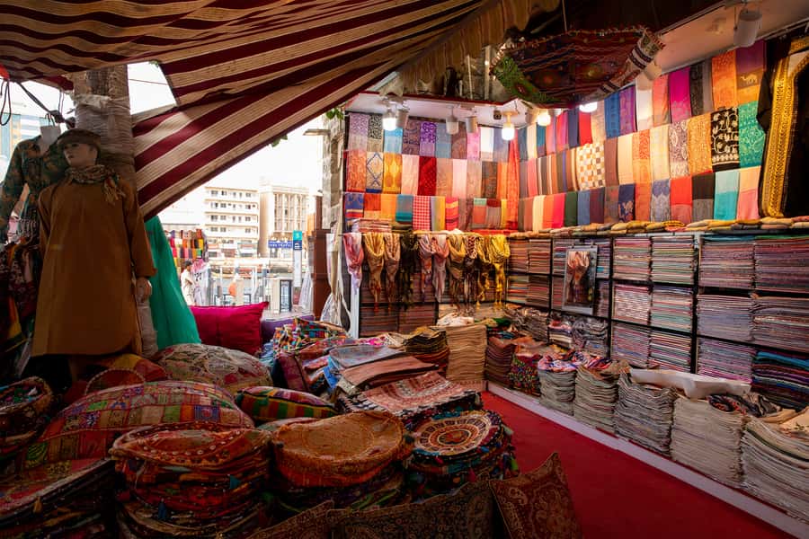 Old Dubai Historic Guided Tour: Creek, Street Food & Souks - Gold Souk: a grand finish, with a shopping warning