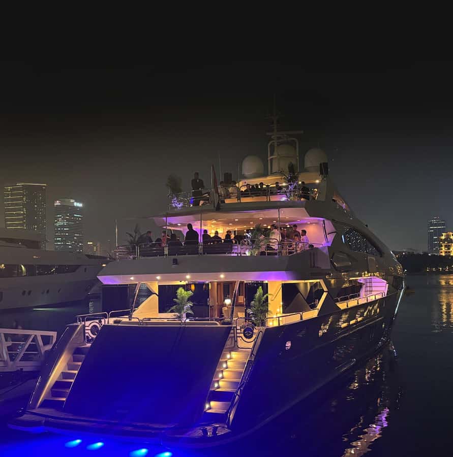 Sunseeker Superyacht: VIP Dinner, Premium Drinks& Live Music - Premium drinks, bubbly, and cocktails