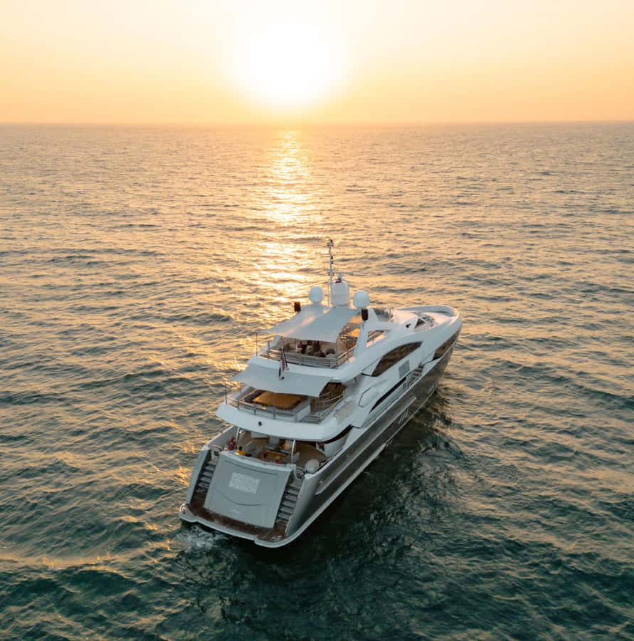 Sunseeker Superyacht: VIP Dinner, Premium Drinks& Live Music - Who should book this yacht dinner?